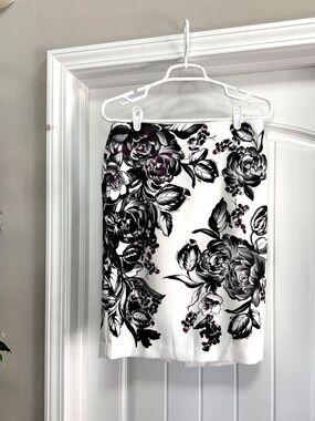 WHBM Pencil Skirt Cream w/Black and Purple Floral Print Size 6 Lined EUC